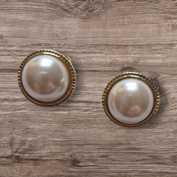 Faux Pearl Round Clip On Earrings. Vintage. - Picture 7 of 8